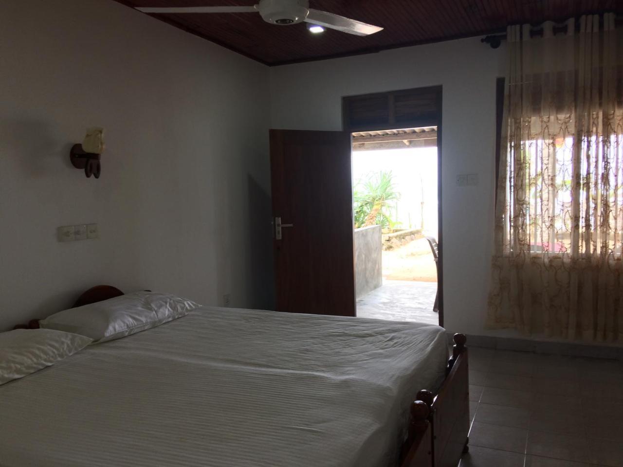 Blue Corals Beach Bungalow Матара Экстерьер фото